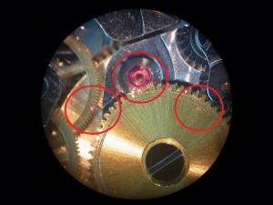 拡大すると割れた石の微小な破片が見受けられます