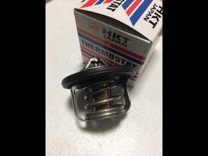 愛車のサーモスタットと呼ばれる部品の交換をするために部品を取り寄せました。