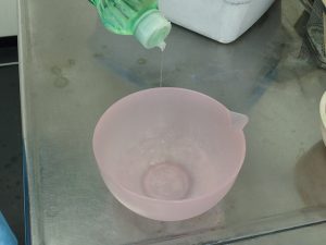 ボウルを用意し、ぬるま湯に中性洗剤を適量溶かします。